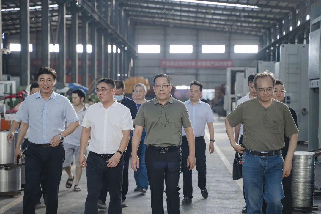 衡東縣縣委副書記、縣長對朝陽集團自動化生產線進行視察